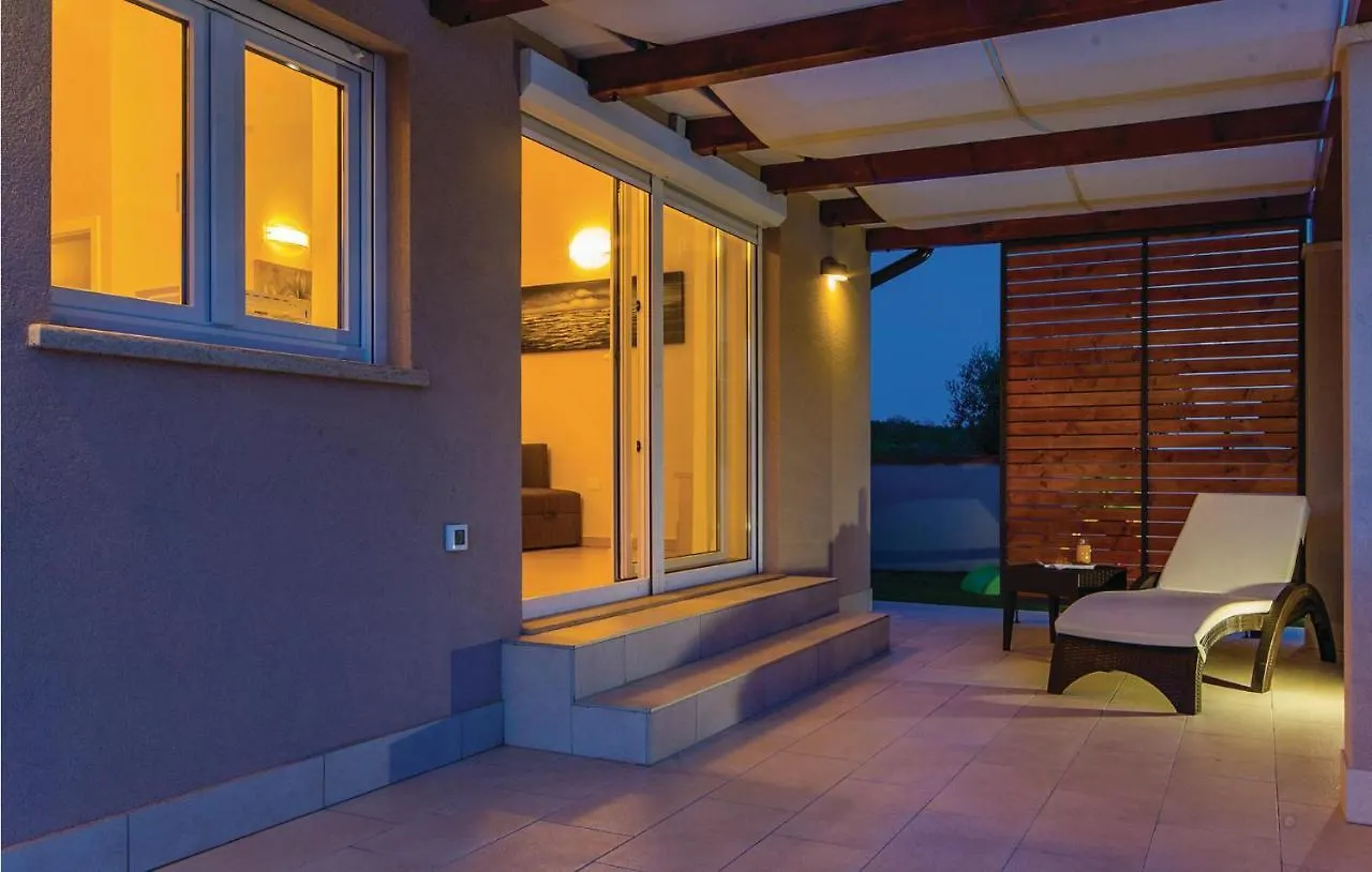 Two-Bedroom Holiday Home In 포메르