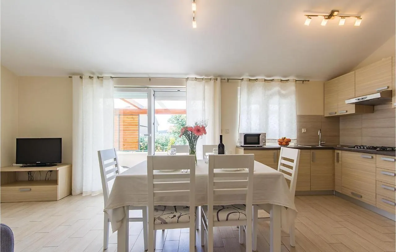 Two-Bedroom Holiday Home In 포메르