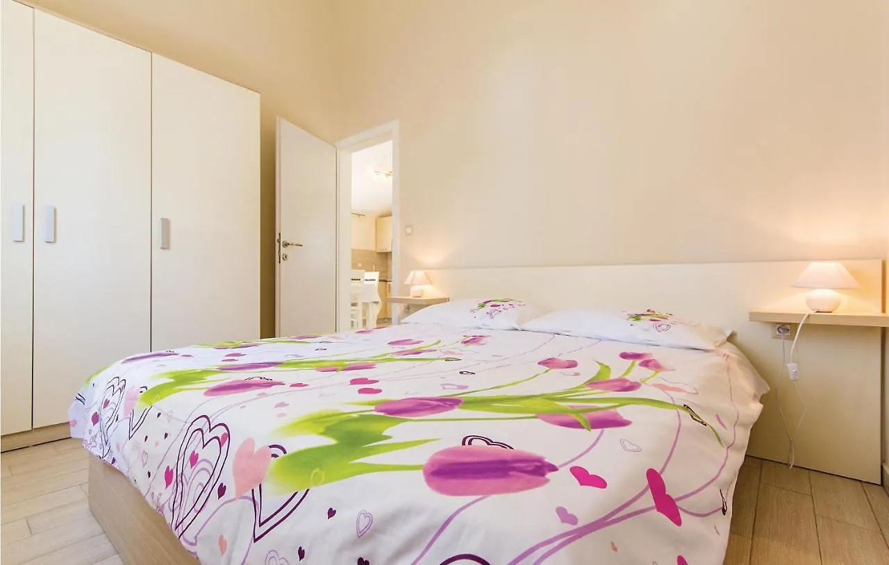 Two-Bedroom Holiday Home In Помер Хорватия